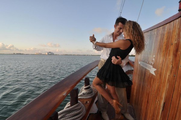 Девушка на корабле