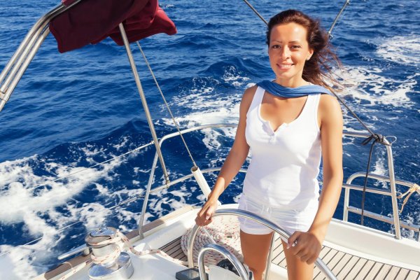 Девушка на корабле