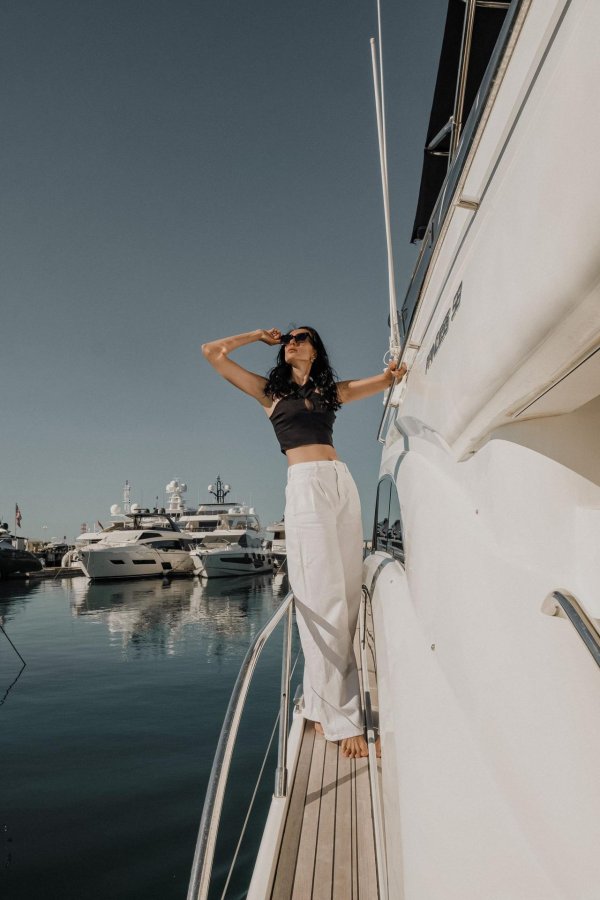 Девушка на корабле