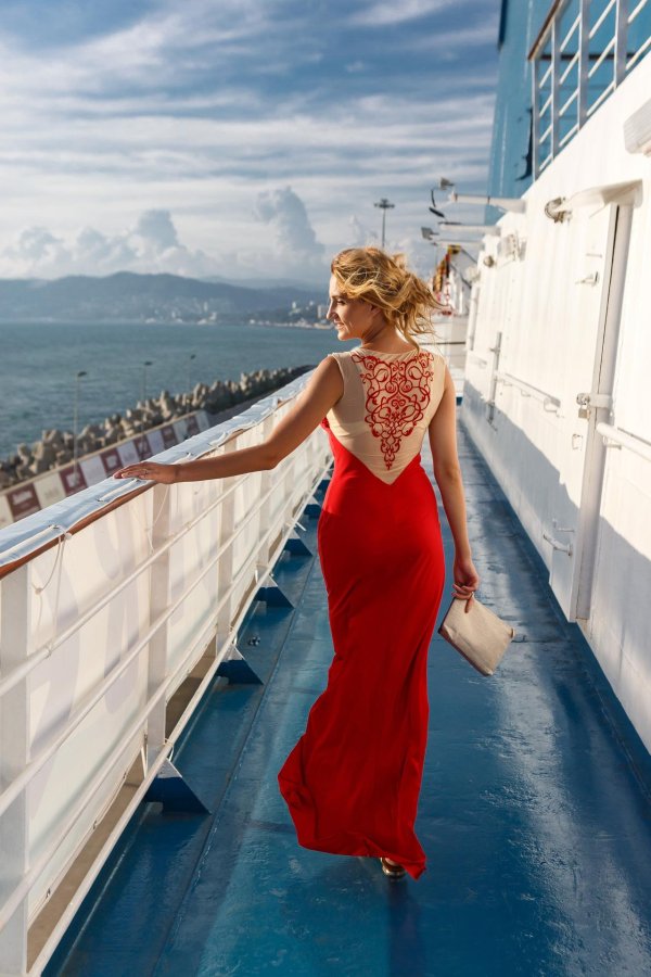 Девушка на корабле