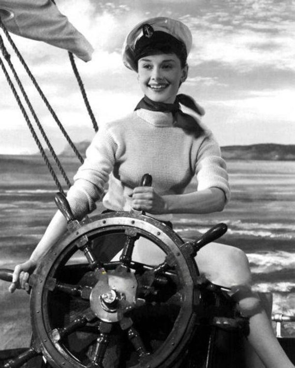 Девушка на корабле