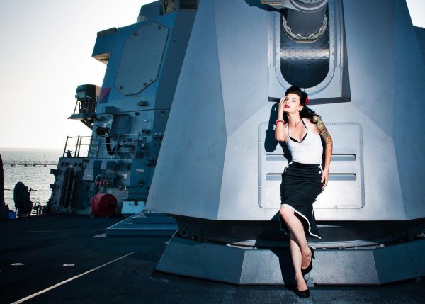 Девушка на корабле