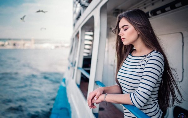 Девушка на корабле