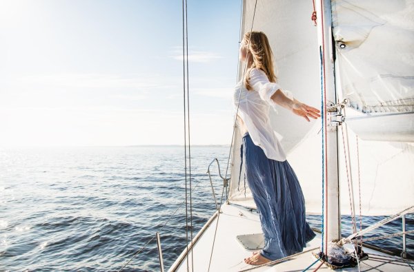 Девушка на корабле