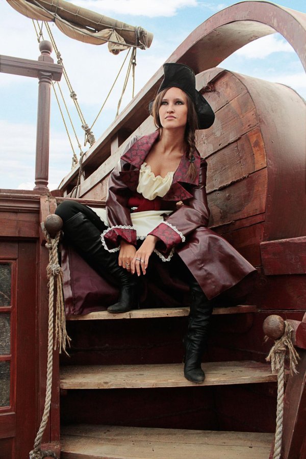 Девушка на корабле