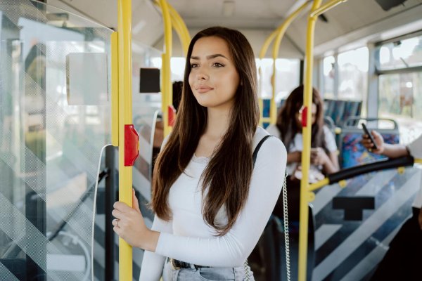 Девушка и автобус