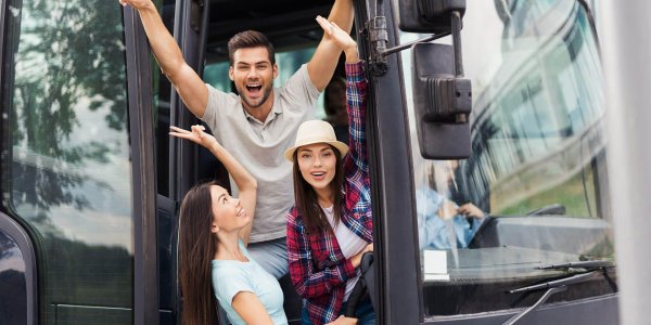 Девушка и автобус