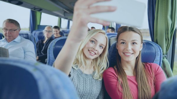 Девушка и автобус