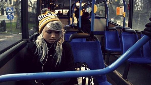 Девушка и автобус