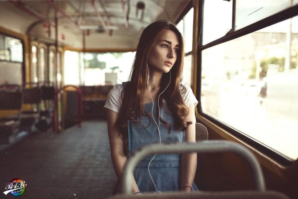 Девушка и автобус