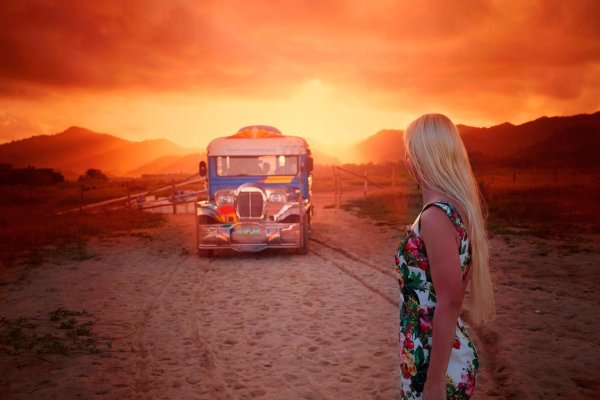 Девушка и автобус