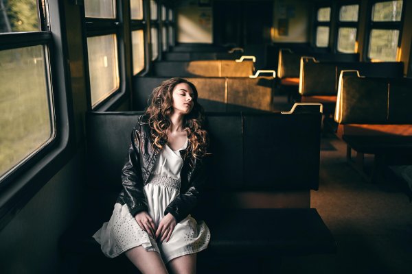 Девушка и автобус