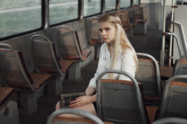 Девушка и автобус