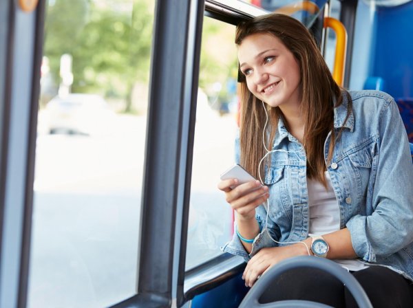 Девушка и автобус