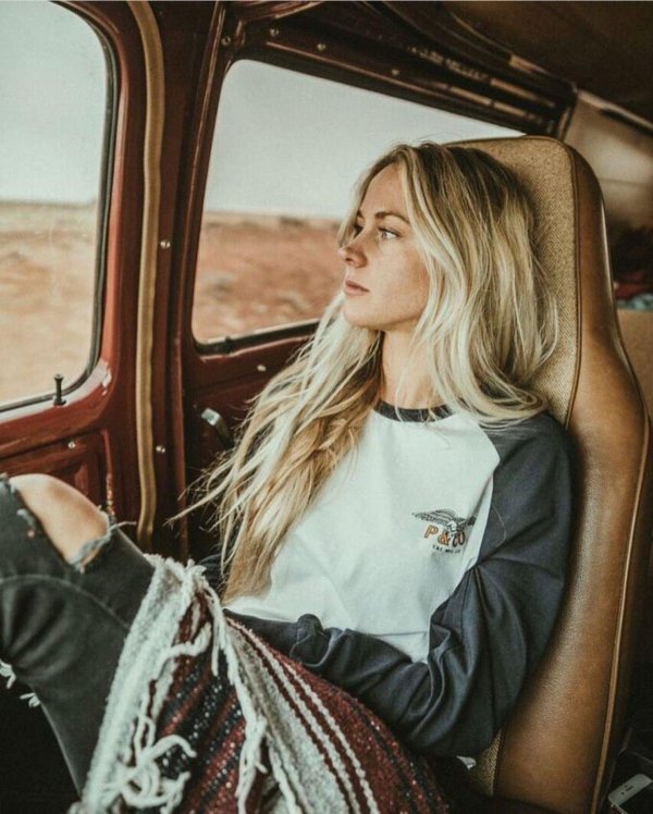 Девушка и автобус