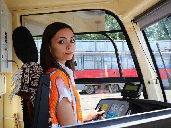 Девушка и автобус