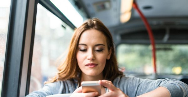 Девушка и автобус