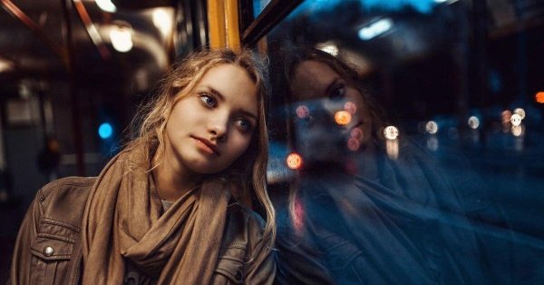 Девушка и автобус