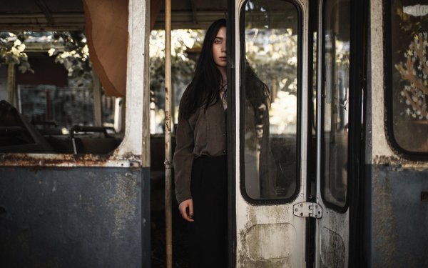 Девушка и автобус