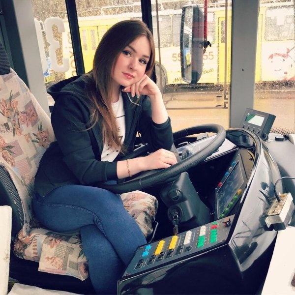 Девушка и автобус