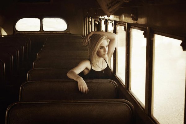 Девушка и автобус