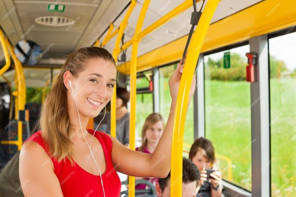 Девушка и автобус