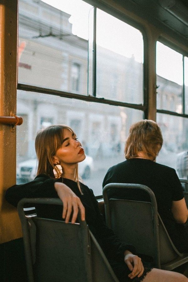 Девушка и автобус