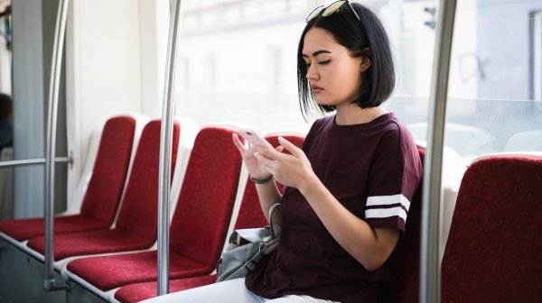 Девушка и автобус