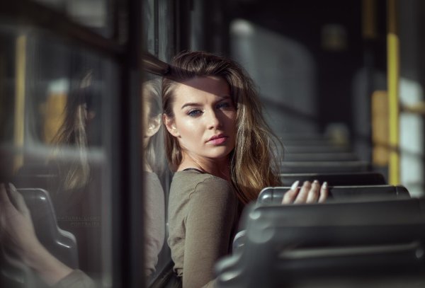 Девушка и автобус