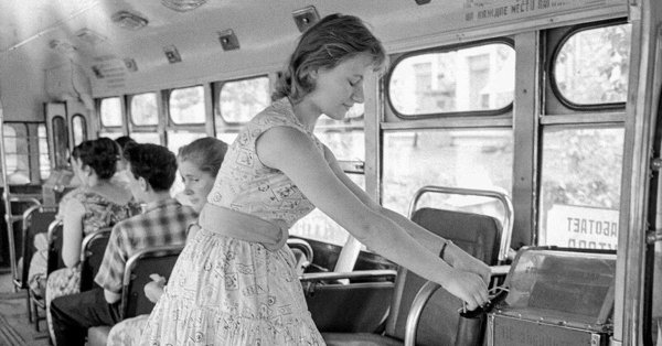 Девушка и автобус