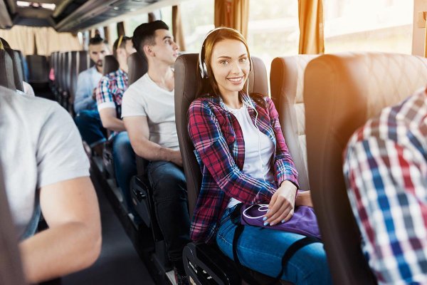 Девушка и автобус