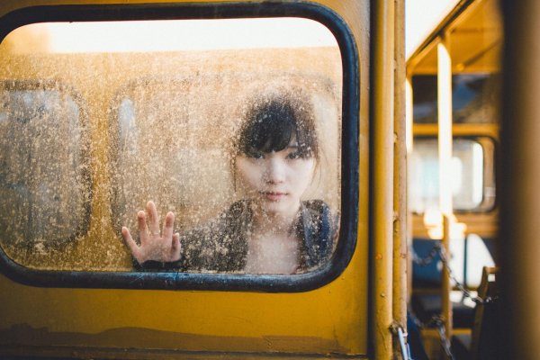 Девушка и автобус