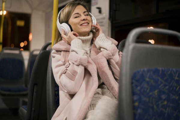 Девушка и автобус