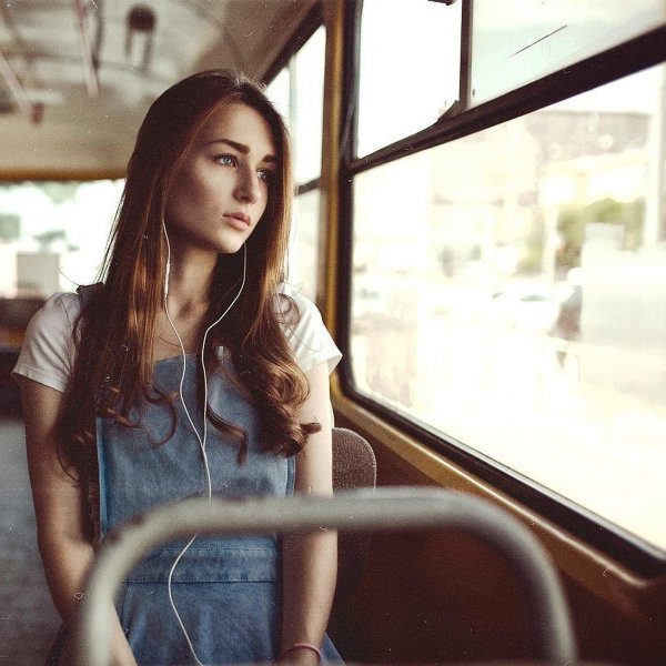 Девушка и автобус