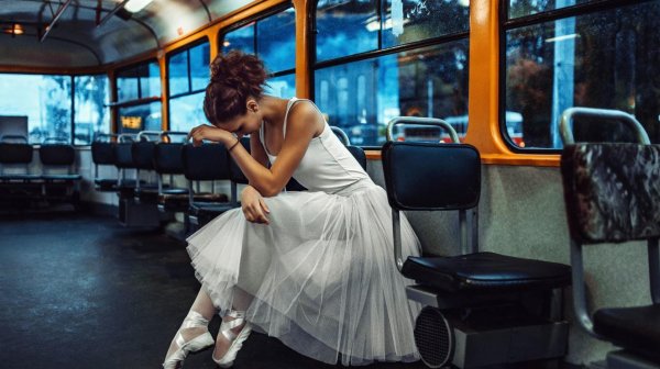 Девушка и автобус