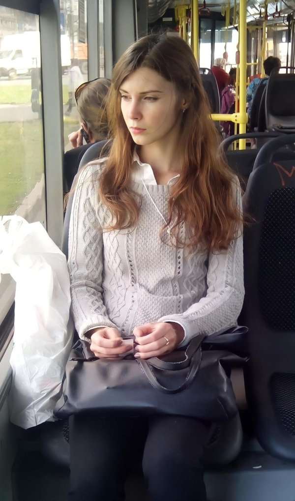 Девушка и автобус