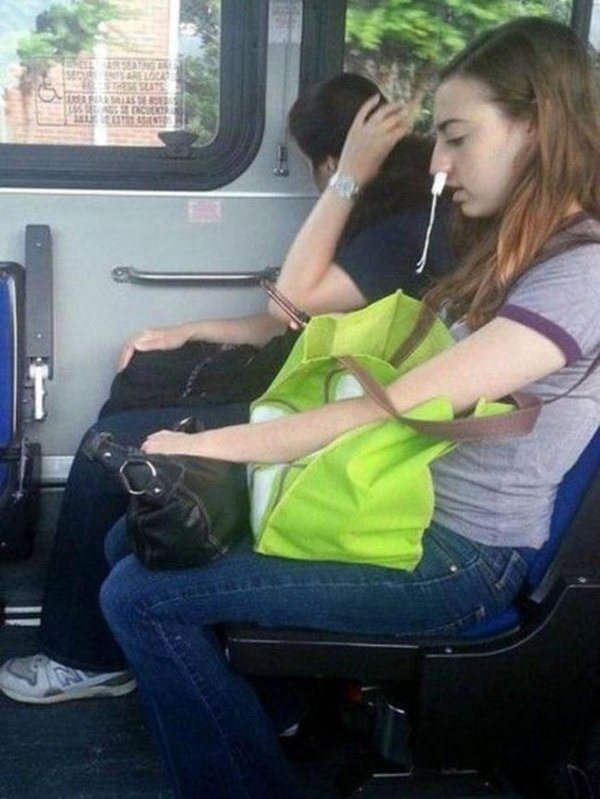 Девушка и автобус