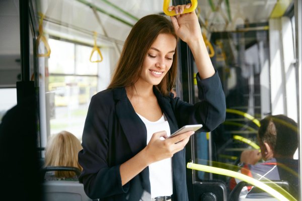 Девушка и автобус