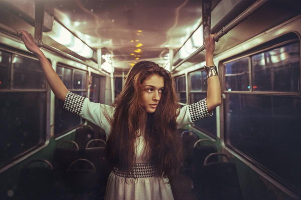 Девушка и автобус