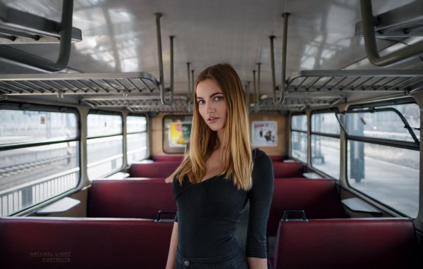 Девушка и автобус