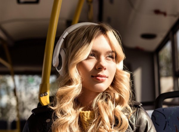Девушка и автобус
