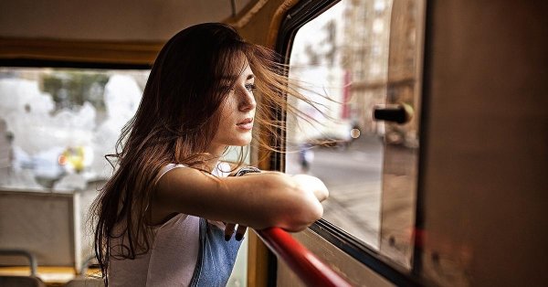 Девушка и автобус