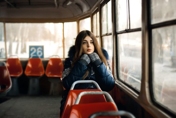 Девушка и автобус
