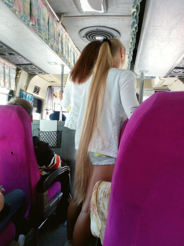 Девушка и автобус