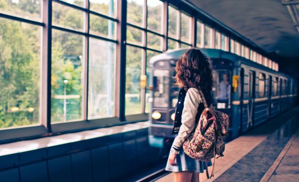 Девушка и автобус