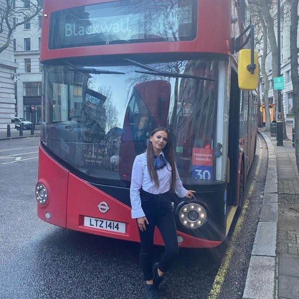 Девушка и автобус