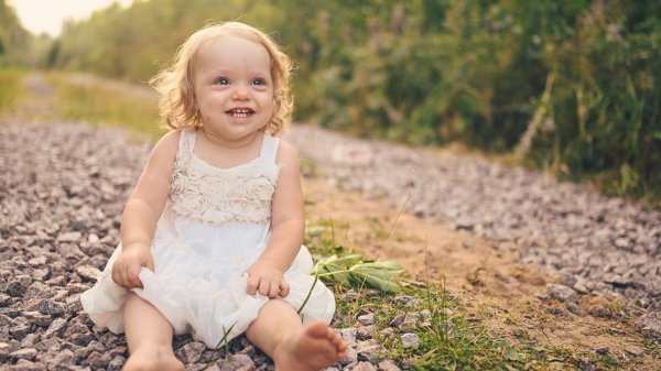 С девушками и детьми