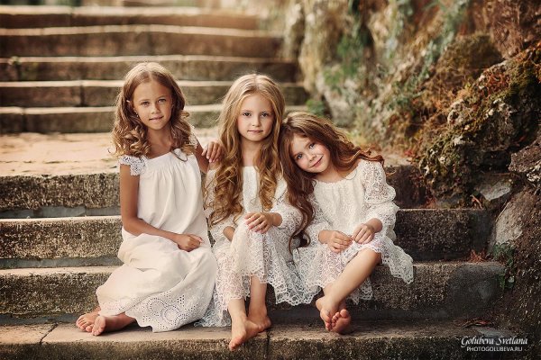 С девушками и детьми