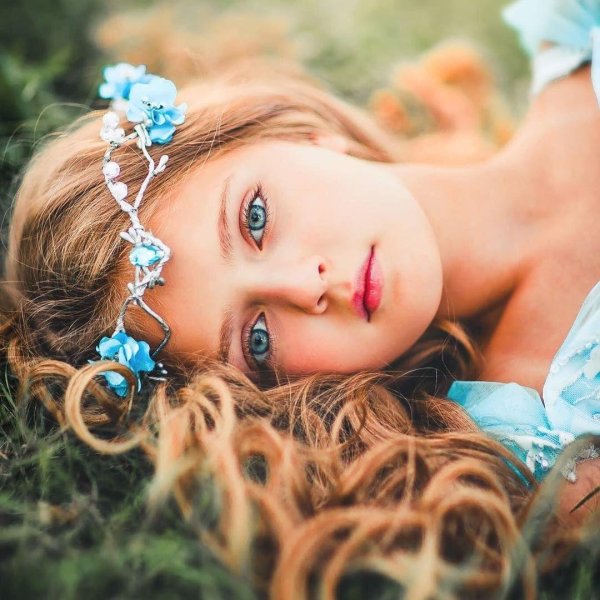 С девушками и детьми