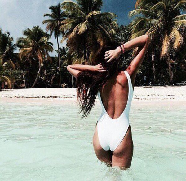 С пляжем и девушками